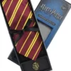 HARRY POTTER: SET DE CORBATA & PIN GRYFFINDOR[CAJA]