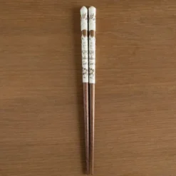 NICKY, LA APRENDIZ DE BRUJA : PALILLOS LACADOS NICKY, LA APRENDIZ DE BRUJA AMARILLO 21 CM [CAJA]